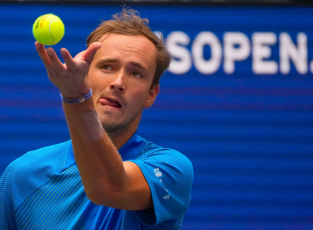 半场连出两红！德尔加多肘击染红，或遭重罚，孙正傲血流满面